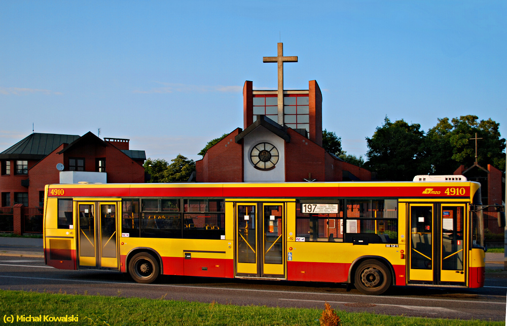 4910
Jelcz M121I4 prod.2008. 
Ręka boska niech chroni każdego przed krytyką tego zdjęcia. BTW - ciekawe dla jakiej to radiostacyi trzeba było antenę aż nad krzyżem zamocować... No chyba, że to piorunochron...
Słowa kluczowe: M121I 4910 197 FortWola