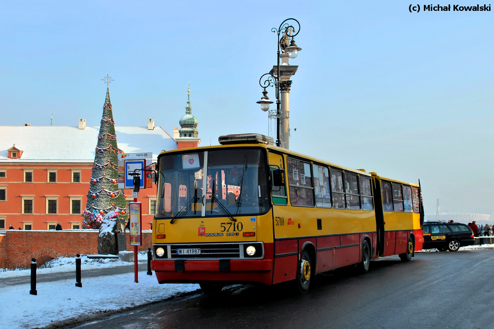 5710
Ikarus 280.70E prod. 1997. 
Jeden z ciekawszych przystanków na trasie - Plac Zamkowy.
Słowa kluczowe: IK280 5710 Podwale WOŚP