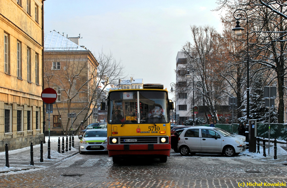 5710
Ikarus 280.70E prod. 1997. 
Wypożyczony przez oddział WOŚP z Targówka zmierza w kierunku placu Bankowego.
Słowa kluczowe: IK280 5710 Kilińskiego WOŚP