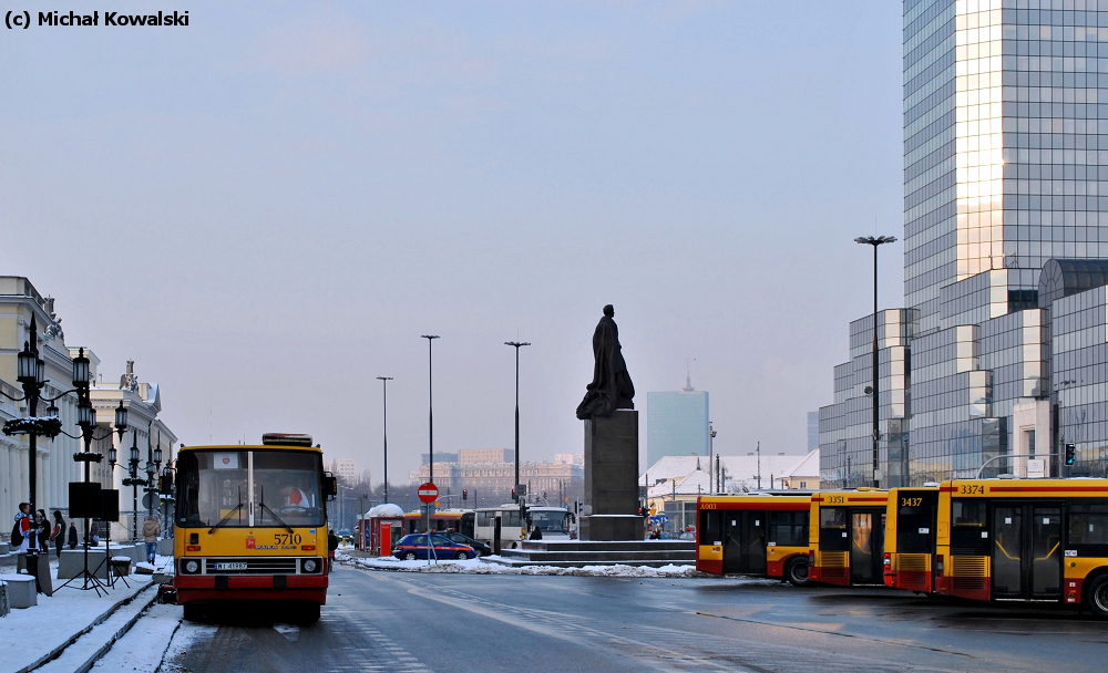 5710
Ikarus 280.70E prod. 1997. 
WOŚPowe wozidło zawitało też na Plac Bankowy.
Zagadka: cóż to za A003 ustawił się z cicha pęk obok MANów?
Słowa kluczowe: IK280 5710 Bankowy WOŚP