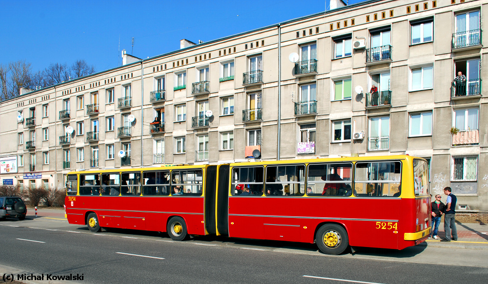 5254
Ikarus 280.37A prod. 1992, wpisany na stan w styczniu 1993. 
Przejazd okolicznościowy z okazji X-lecia TWB. Ten wóz zahaczył o kilka miejsc w których ani 2600 ani ogóra nie widziano.
Za sterami kolega PRO7. Działo się!
Słowa kluczowe: IK280 5254 Kasprowicza XlecieTWB