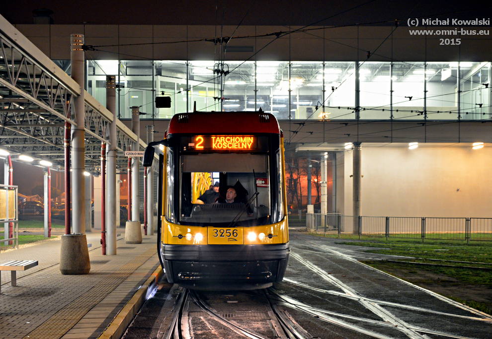 3256
Pesa 120Na 'Swing' prod. 2012.

Całkiem przyjemne zdjęcie, prawda? Ładny tramwaj, ciekawa pętla.

Okazało się jednak że na węźle Metro Młociny nie wolno fotografować. Monitoring wysłał specjalnie do mnie 'spec-grupę' by mi o tym oznajmiła...

Zatem bądźcie przygotowani na reakcję ochrony jeśli planujecie tu focić... 
Mi udało się wywinąć :-P
Słowa kluczowe: 120Na 3256 2 MetroMłociny