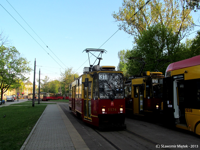 1174
31 startuje z pętli Ratuszowa-ZOO w kierunku krańca Metro Wilanowska. Solówka żoliborska, po skończonej pracy na linii 6 jedzie przez całe miasto na południe by tam do końca dnia pojeździć na 31. Po czym przez całe miasto na północ wróci do domu na Bielany.
Tutaj brygada opóźniona z powodu Swinga na linii 6, który zdefektował na wyjeździe na pętli i zrobił niezły bajzel w okolicy...
Słowa kluczowe: 105Na 1174 31 Jagiellońska RatuszowaZOO