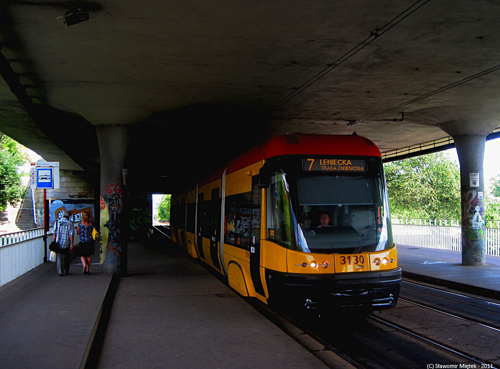 3130
Linia 7 wyjeżdża z zajezdni Praga na pętlę Aleja Zieleniecka przez most Gdański. Niezłe koło wtedy zrobiła ;) A wszystko spowodowane budową toru na ulicy Jagiellońskiej i zapadnięciem się jezdni przy al. Solidarności...
Słowa kluczowe: 120Na 3130 7 MostGdański