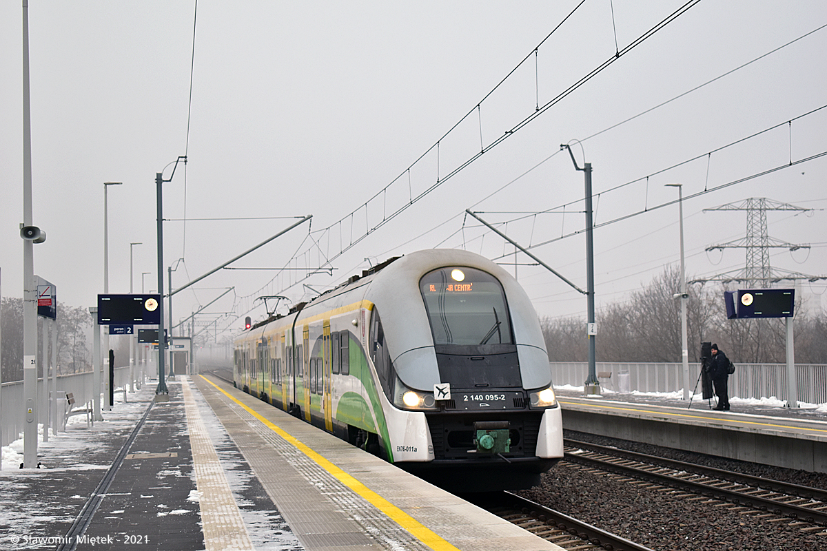 EN76-011
Dziś zainaugurowano nowy przystanek osobowy WARSZAWA TARGÓWEK. Inwestycja, która od początku była pechowa.
Przystanek otwarto z dwuletnim opóźnieniem, z brakiem cywilizowanego dojścia do niego. Chodnik jedynie od strony Radzymińskiej / al. Solidarności. Od strony Targówka Mieszkaniowego dojście wzdłuż działek po błocie (brak chodnika i oświetlenia). Od strony zajezdni Stalowa dopiero chodnik się buduje (dojście po parkingu Kauflandu). Pociągi co godzinę, jedynie linii RL (Modlin - Warszawa Centralna) oraz "nocny" z Radomia Głównego ok. 1:00 do Wschodniego przez Warszawę Gdańską.
A pierwotne plany były takie aby W-wa Targówek powstało w okolicy ronda Żaba przy okazji modernizacji linii kolejowej do Gdańska (2008 rok, czyli 13 lat temu (!).
Tak więc dojście do przystanku w obecnym kształcie i oferta pasażerska niczym na prowincji.
Dziś to "frekwencję" robili sympatycy komunikacji, przypadkowi ludzie i... dziennikarze Gazety Wyborczej.
Słowa kluczowe: EN76 EN76-011 RL WarszawaTargówek