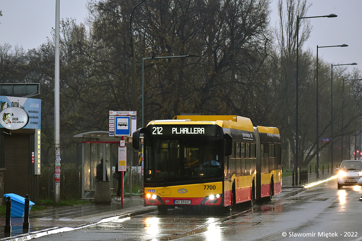 7700
Standardowo Michalczewski nie jest w stanie zapewnić obsługi przydzielonych linii. Na popołudniową zmianę 3/212 już nie było kierowcy, więc trzeba było skombinować zastępstwo od innego przewoźnika. Zadanie postanowiła wykonać zajezdnia MZA Ostrobramska. Dodatkowo przysłała przeguba, który ostatnio na 212 staje się pospolitym widokiem. 
Częste obsługi przegubowcami na 212 był normą gdy Europa Express City weszła na linie ZTM nie mając pojazdów. Przez długi czas obsługę zastępczą zapewniała zajezdnia MZA Kleszczowa. Z racji małej ilości solówek, wysyłała przegubowce (lub Solarisy U15). (Choć wtedy obsługa była na spółę z Woronicza, ta druga nie dawała "bonusów"). No i pierwszy przypadek "bonusowych metrów" w dni wolne, większe pojazdy trafiały się wyłącznie w dni powszednie.
Słowa kluczowe: SU18IV CNG 7700 212