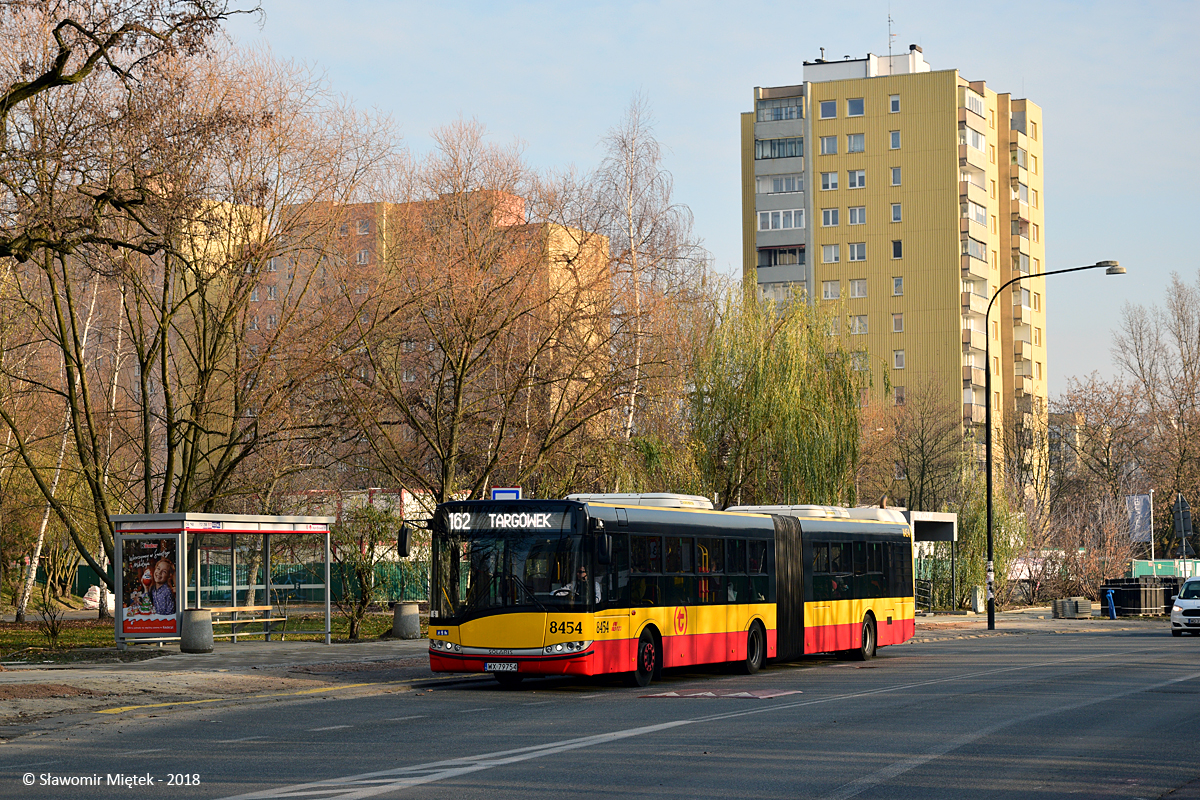 8454
Autobus stracił pomarańczową NovaMedię na rzecz mniej awaryjnego systemu Macrosystem z białymi wyświetlaczami.
Słowa kluczowe: SU18 8454 162 Handlowa