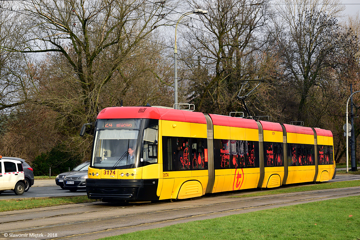 3174
W tym roku bardziej bogato w zakresie akcentów świątecznych w transporcie. W metrze do rosyjskiego pociągu na I linii, dołączył skład Siemens Inspiro na II linii. Na powierzchni za to pojawił się Swing z ozdobami świątecznymi na szybach. 
Słowa kluczowe: 120Na 3174 24 alejaWaszyngtona