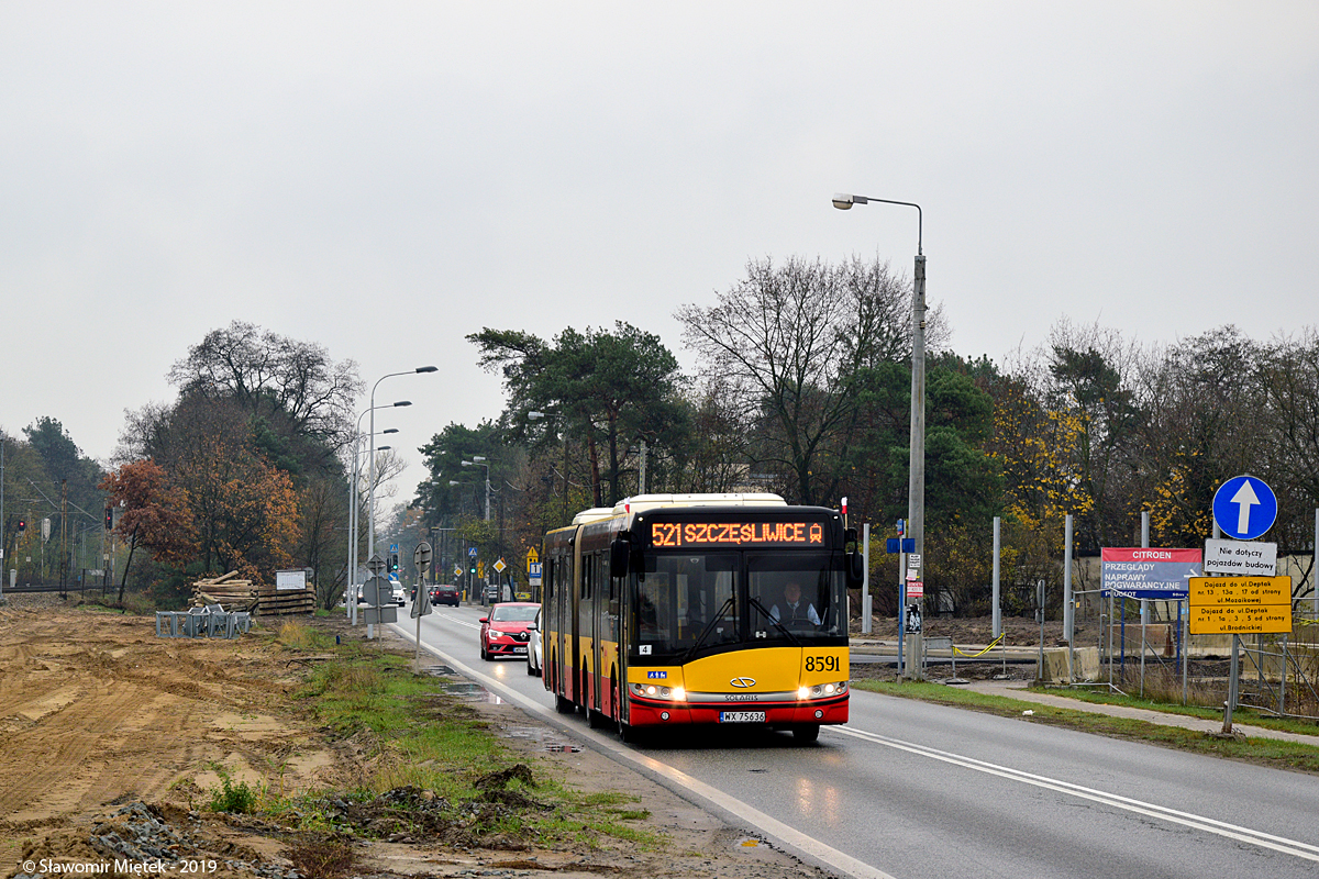 8591
Od 12.11.2019 będzie to kolejne historyczne zdjęcie. Tędy nie pojedzie już nic na czas budowy POW. Objazd poprowadzono jezdniami tymczasowymi wzdłuż budowanej obwodnicy mniej więcej w połowie drogi między Patriotów a nowym wiaduktem ul. Mozaikowej.
Przy okazji także pozdrawiam prowadzącego pojazd  widocznego pojazdu za pozytywne nastawienie.
Słowa kluczowe: SU18 8591 521 Patriotów