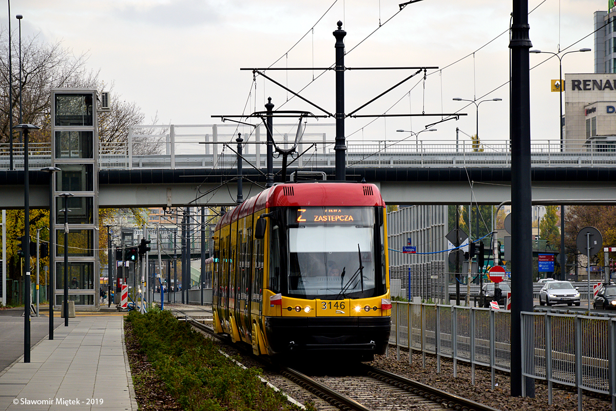 3146
Z powodu różnych biegów, marszów i innych zgromadzeń po raz kolejny podzielono sieć tramwajową na dwie części, a wiele tras wyłączono z ruchu. Po raz kolejny powstał ogryzek PKP SŁUŻEWIEC - Marynarska - Wołoska - Woronicza - Puławska - WYŚCIGI. Tym razem zdecydowano się zgrupować wszystkie tramwaje różnych linii, które zostały na południu, w linię tymczasową Z.
Sens takiej linii żaden. Tym bardziej, że nie było żadnego oznaczenia dokąd to jedzie. Jak już tramwaje musiały kursować i wozić powietrze, to pod oznaczeniem 31...
Słowa kluczowe: 120Na 3146 Z Marynarska