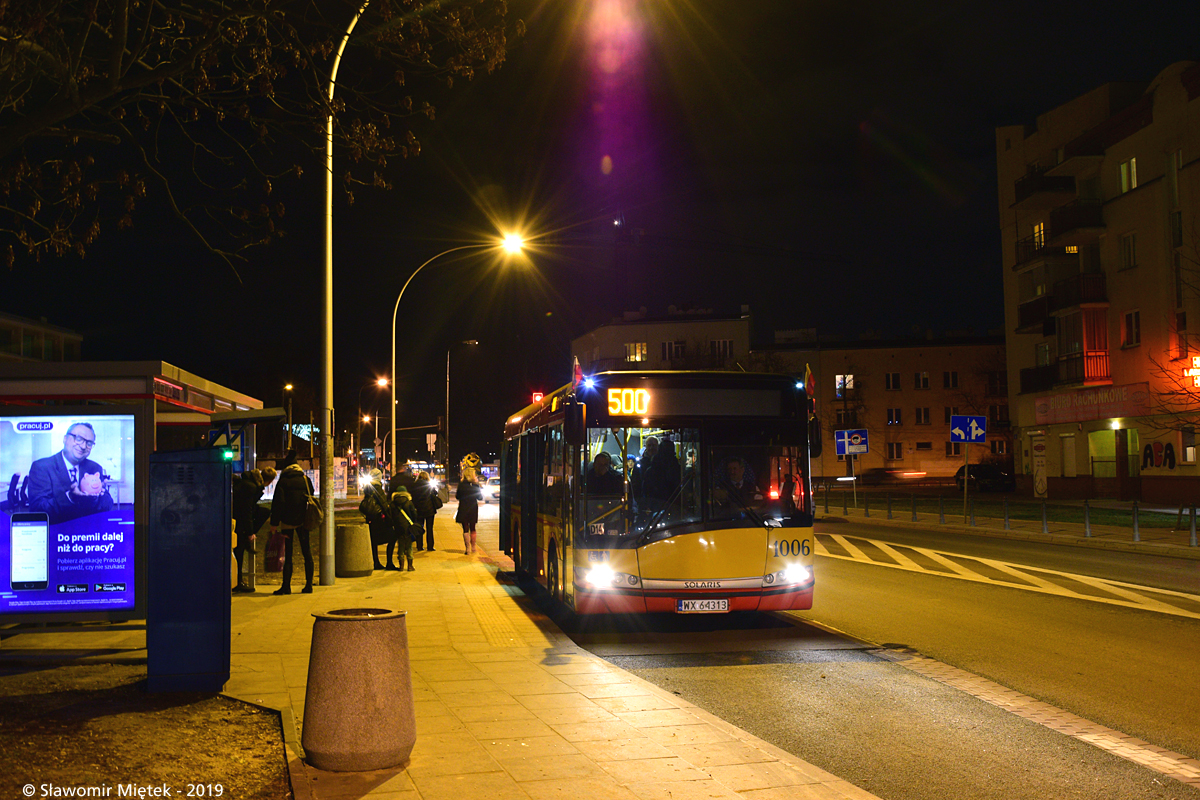 1006
Po paru dniach całkowitej obsługi lub większościowej obsługi 500 przez Michalczewskiego, ponownie nie dał on rady wystawić wszystkich brygad wtyczek. 18.01.2019 na pomoc przybyły Ostrobramska i Stalowa. Najbardziej zaskoczyła ta pierwsza zajezdnia wystawiając w porannym szczycie na brygady D13 i D14 ... Solarisy Urbino 10 (odpowiednio  1010 i 1011). Popołudniu także na pomoc przyszły Ostrobramska i Stalowa. Ta pierwsza ponownie wystawiła na brygadę D14/500 Solarisa U10, tym razem #1006, zaś na D13/500 pojechał już Solbus SM18 LNG #7301
Słowa kluczowe: SU10 1006 500 ŚwiętegoWincentego