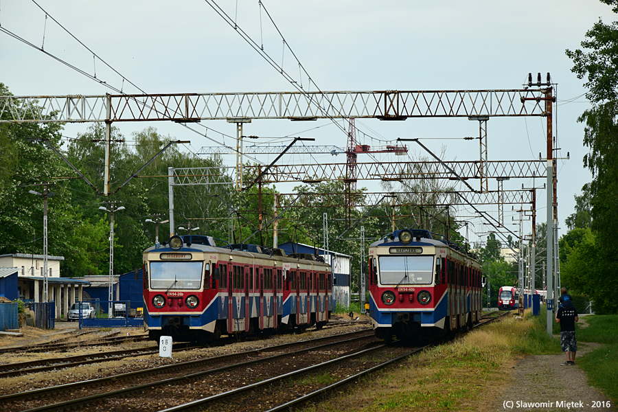 EN94-25+40
W Komorowie na rezerwie stał skład EN94-23+26, ostatecznie nie miał nic do roboty. Dzięki temu można było sfotografować obok siebie dwa składy EN94. Po prawej stronie kadru, w dali czai się jednostka EN97, która wyeliminowała dużą ilość EN94.
Słowa kluczowe: EN94 EN94-25 EN94-40 Komorów EN94K2016