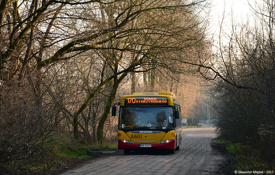 A601
To już jest koniec... Już jutro (31.12.2017) koniec II kontraktu na Scanie OmniCity realizowanego przez PKS Grodzisk Mazowiecki. Ostatni raz jutro wyjedzie 15 brygad na linie 119, 170, 173 i 199. Same Scanie nie znikną jeszcze z sieci ZTM. Można je spotkać na liniach ZP, ZW i 717 w ramach komunikacji zastępczej z powodu remontu linii kolejowej 447 na odcinku Grodzisk Mazowiecki - Warszawa Zachodnia.

Z tego miejsca życzę wszystkim czytelnikom i użytkownikom Omni-Busa, Szczęśliwego Nowego 2018 roku.
Słowa kluczowe: CN270UB OmniCity A601 170 Bardowskiego