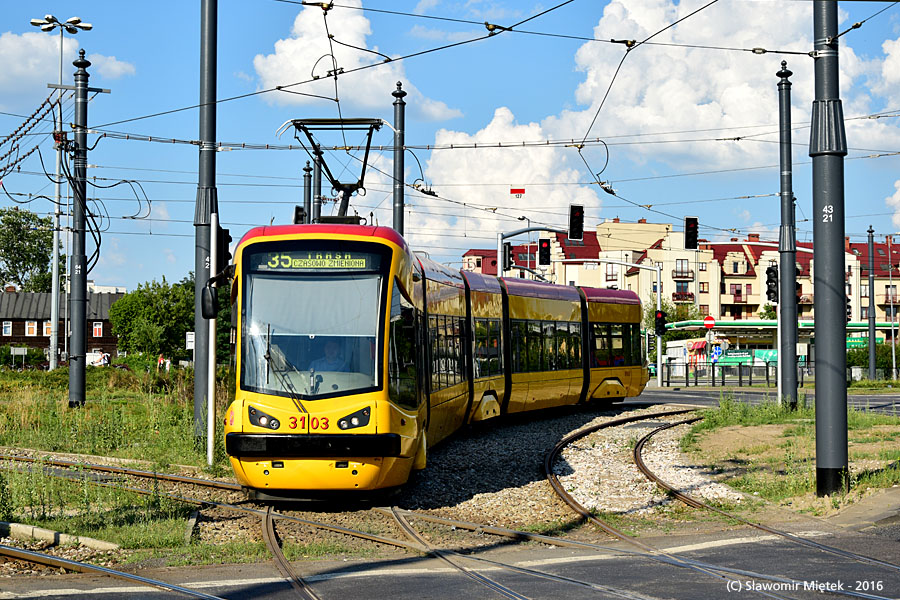 3103
Nietypowy gość dziś zawitał aż na granicę dzielnic Praga-Północ i Targówek. Z powodu usuwania nakładki na ulicy Andersa bo zakończeniu trasy tramwajowej na odcinku tejże ulicy (pl. Bankowy - Muranowska) linie 15 i 35 zostały skierowane na Pragę. Przy poprzednim razie, czyli budowy nakładki tramwaje kursowały na trasie od pl. Bankowego: al. Solidarności - Jagiellońska - DW. WILEŃSKI - Jagiellońska - Ratuszowa - Targowa - al. Solidarności - DW. WILEŃSKI - al. Solidarności - pl. Bankowy (...). 
Tym razem z powodu przebudowy odcinka przy cerkwi nie było już tak łatwo. Tym razem wybrano ciekawy wariant: Jagiellońska, Ratuszowa, Targowa, 11 Listopada - BRÓDNOWSKA. Tu tramwaje już bez pasażerów jechały 11 listopada do ronda Żaba i wracały Starzyńskiego tzw. torem awaryjnym, który odbudowano w 2015 roku. Tu też znajdował się kraniec techniczny. 
Tu na zdjęciu Tramicus z dość ciekawym kierunkiem na wyświetlaczu. 
Słowa kluczowe: 120N 3103 35 rondoŻaba