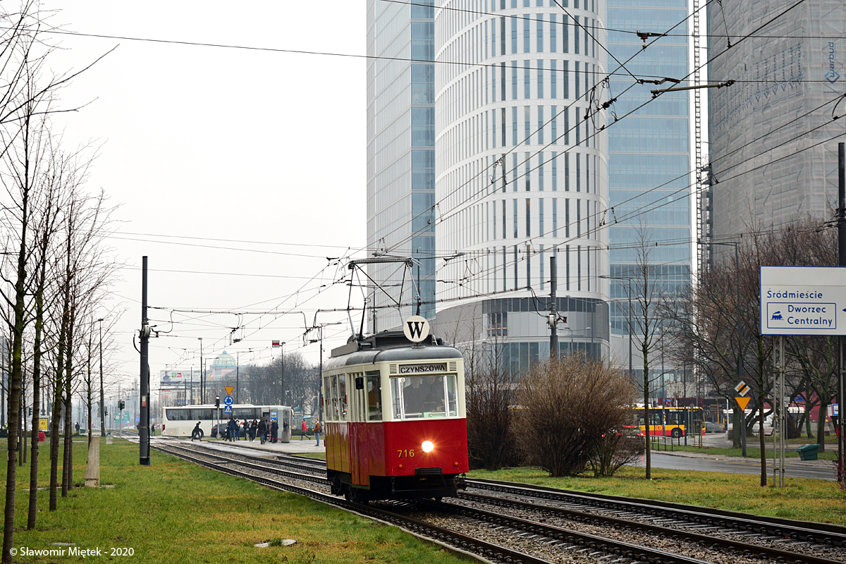 716
Po 20 latach (1999-2019) udało się wyremontować wagon N3 #716 który jest wzorowany na tramwajach generacji N modernizowanych w czasach MZK Warszawa  w latach 60-tych. Swój debiut zaliczył na linii walentynkowej W kursującej w dniach 14-16.02 na trasie Czynszowa - pl. Narutowicza (dawna trasa linii 32)
Słowa kluczowe: N 716 W Towarowa