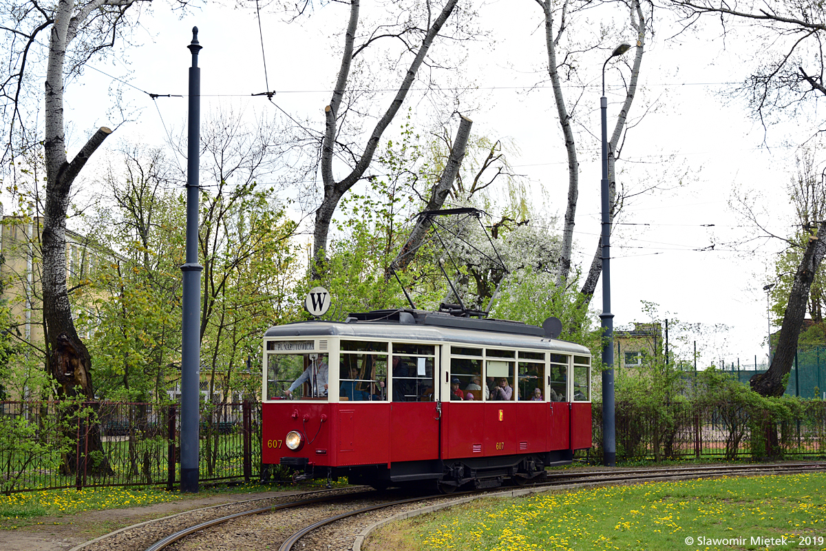 607
Kolejna Wielkanoc z zabytkowymi tramwajami linii W.  Jak rok temu tramwaje zawitały na trasę Kawęczyńska-Bazylika - pl. Narutowicza, będąc de facto skróconym wariantem linii 7. Kursy co 30 minut.
Za sterami "enki" autor bloga podróżniczego [url=http://www.gdzielosponiesie.pl/]Gdzie los poniesie[/url].
Słowa kluczowe: N 607 W KawęczyńskaBazylika