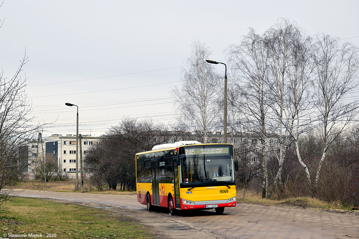 9069
Autobus linii 245 na tle wysiedlonego już osiedla Dudziarska. Po małej nagonce w mediach z zeszłego tygodnia, ZTM pospiesznie kasuje to połączenie. Jak się okazało, ostatni mieszańcy zostali wysiedleni w listopadzie 2019 roku. Przez ten czas "245" dojeżdżało tu w zdecydowanej większości kursów bez pasażerów. Od 02.03 jedynie w dni powszednie, będzie zajeżdżać tu wybranymi kursami linia 225. Rano w kierunku Rembertowa, popołudniu w kierunku Gocławia. 
Słowa kluczowe: VectioC 9069 245 Dudziarska