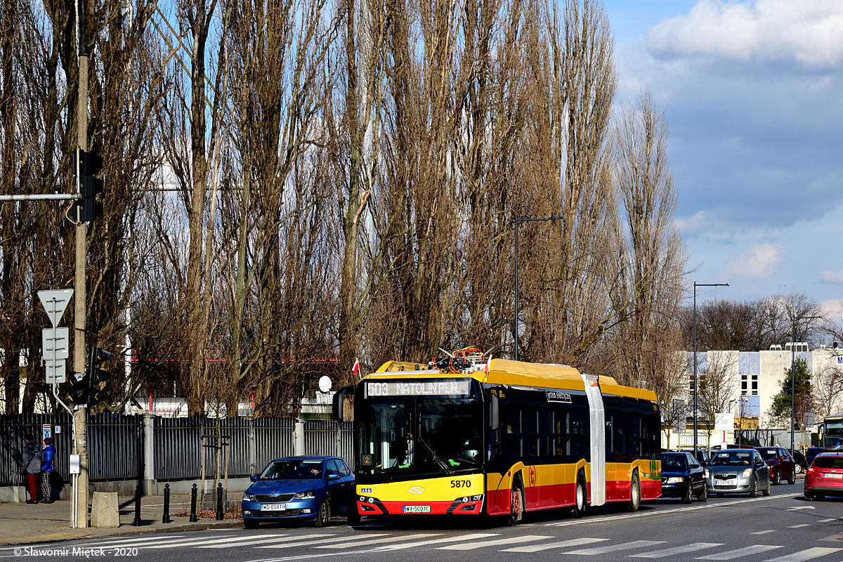 5870
W końcu wyjechał. O 13:16 autobus wyruszył z Natolina Północnego jako 2/503. Przejął on obsługę brygady, także od elektrycznego SU18IV #7100, który przejeździł całą poprzednią zmianę. 5870 wykonał jedynie 2 kółka po czym zjechał do zajezdni. W roli następcy jeździł już 8893. 
Słowa kluczowe: SU18IV 5870 503 Konwiktorska