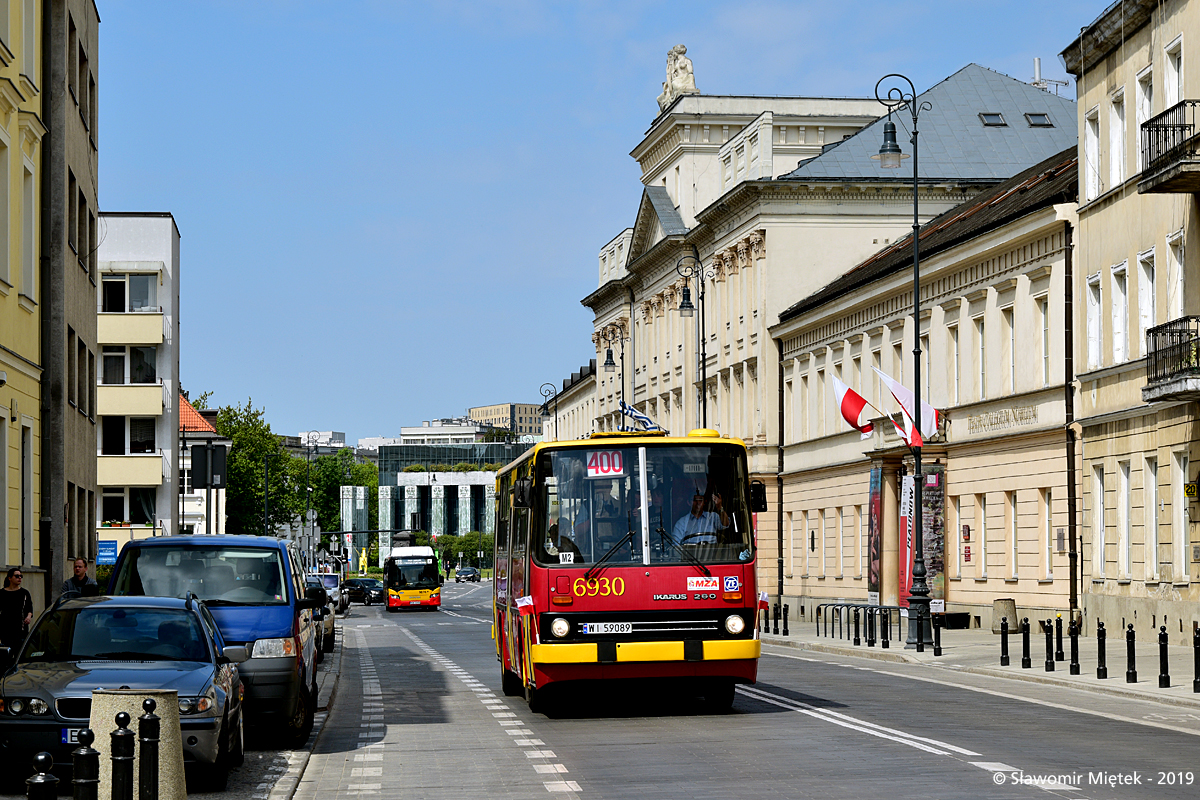 6930
Tegoroczna nowość w liniach autobusowych. Po zeszłorocznym sukcesie linii 100, doszła druga linia turystyczna o numerze 400. Łączy Powązki z Parkiem Kultury w Powsinie. Autobusów jest 6, w tym 2 brygady na Ikarusy. Pozostałe obsługiwane klasycznymi niskopodłogowcami.
Słowa kluczowe: IK260 6930 400 Miodowa