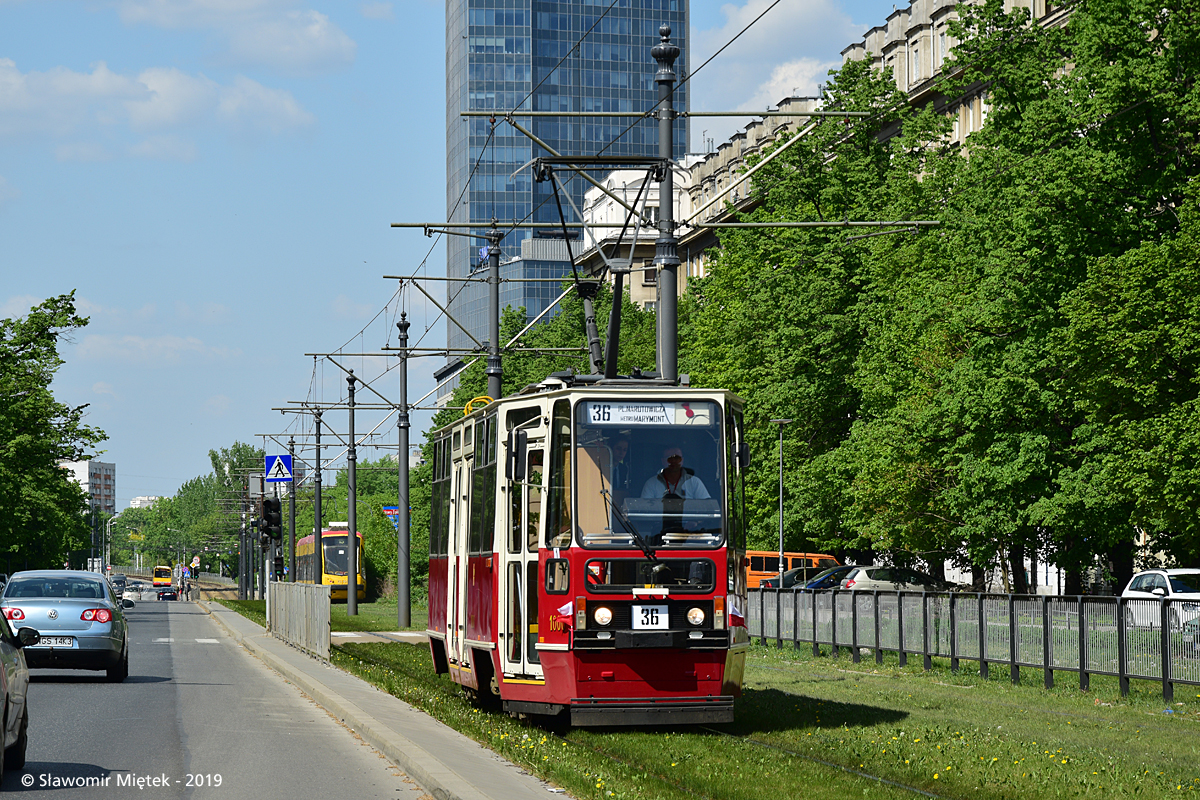 1000
Do zabytkowej tramwajowej linii "T" doszła w tym roku druga o numerze "36", nawiązując do swojej poprzedniczki, która jeździła na trasie Marymont-Potok - Wyścigi. Wersja turystyczna jeździ na trasie pl. Narutowicza - Metro Marymont przez Marszałkowską.
Obsługę zapewniają młodsze tramwajowe zabytki: 13N, 102N i 105Na. 
Warto dodać, że skład 821+818 otrzymał kasowniki.
Słowa kluczowe: 105Na 1000 36 Andersa