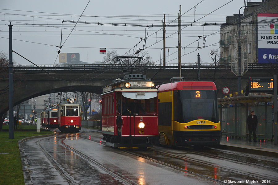 43
Z okazji uruchomienia 150 lat temu tramwajów konnych w Warszawie po godzinie 12:00 ruszyła parada tramwajów z placu Narutowicza przez Centrum, Pragę do zajezdni Wola. Następnie można było zwiedzać Zakład Naprawy Tramwajów T-3.

Na zdjęciu tramwaj typu A z 1907 roku, który pamięta elektryfikację tramwajów.
Słowa kluczowe: A 43 150 Targowa