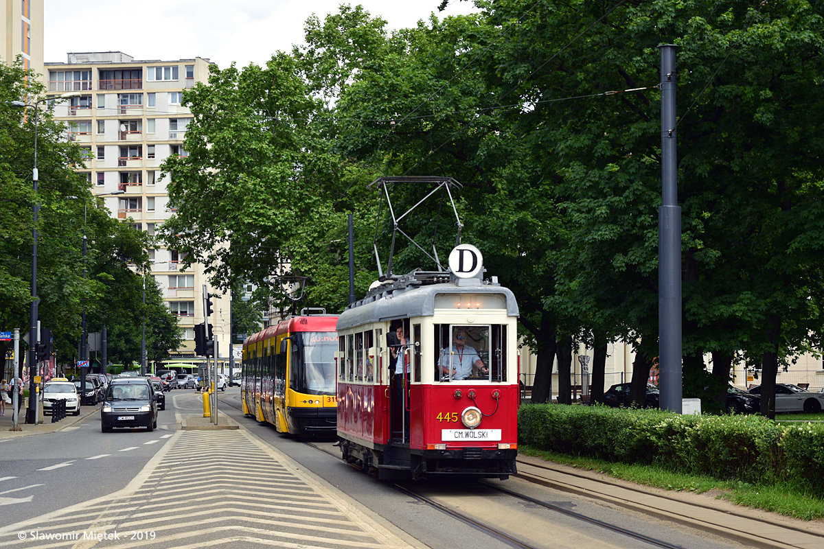 445
Jak co roku z okazji Dnia Dziecka wyjeżdża specjalna linia tramwajowa D. W tym roku zmodyfikowano trasę, która przebiegała prawie w całości po trasie W-Z. Tym samym linia nie kursowała przez ścisłe centrum Warszawy.  Kursy odbywały się co 45 minut na trasie: RATUSZOWA-ZOO – Jagiellońska – Ratuszowa – Targowa – al. Solidarności – most Śląsko-Dąbrowski – al. Solidarności – Wolska – CM. WOLSKI.

Obsługę zapewniły wagony Konstal 105Na #1006 oraz K #445.

Słowa kluczowe: K 445 D alejaSolidarności