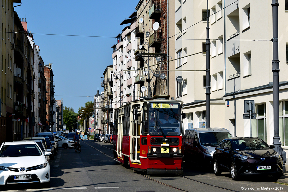 1001
Z racji przybycia v-ce prezydenta USA, wprowadzono szereg zmian komunikacyjnych w centrum Warszawy. Linie turystyczne T i 100 nie kursowały 1 września, zaś 36 została. Do tego skierowano ją na dość dziwną trasę Metro Marymont - Czynszowa przez most Gdański. Frekwencja znikoma. Ale za to można było "złapać" tą linię w niecodziennym miejscu. 
Słowa kluczowe: 105Na 1001 36 Środkowa