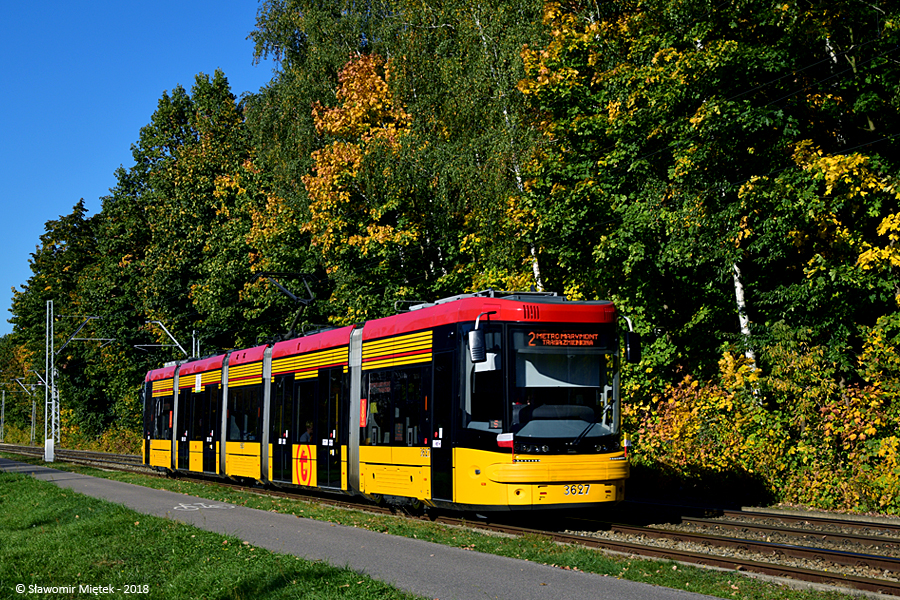 3627
Objazdowa "dwójka" na tle drzew Lasu Bielańskiego. A trasa objazdowa spowodowana robotami torowymi na węźle Metro Młociny.
Słowa kluczowe: 128N 3627 2 Marymoncka