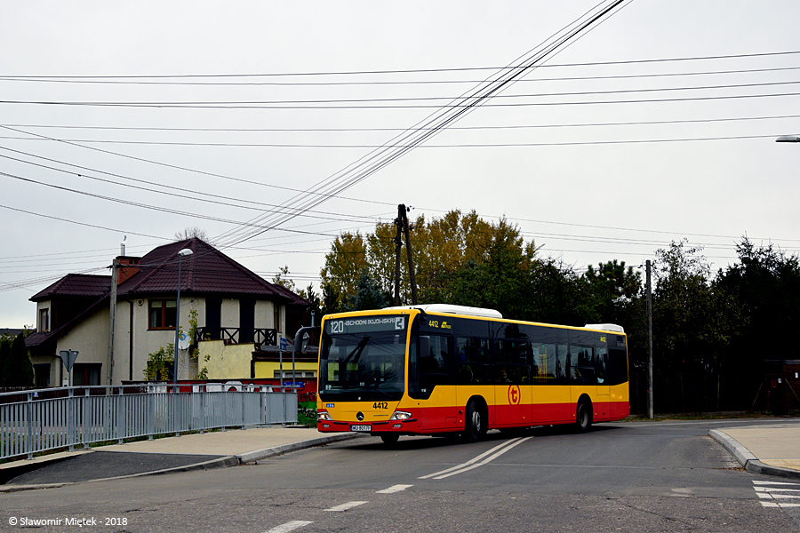 4412
Z racji weekendowego remontu ulicy Gilarskiej (odcinek Samarytanka - Rolanda) linie 120 i 512 skierowano na objazdy nieużywanymi odcinkami ulic. Linię 120 skierowano na objazd: Łokietka, Krośniewicka, Kościeliska.
Linia 120 przejeżdża właśnie przez mostek nad Kanałem Bródnowskim w ciągu ulicy Krośniewickiej. Co ciekawe tędy już kursowały autobusy.
W latach 1979-1981 ciągiem Radzymińska - Jórskiego - Samarytanka - Krośniewicka - Kościeliska - Radzymińska w kierunku Żerania FSO podążała właśnie linia 120. W latach 1981-1984 ten jednokierunkowy odcinek trasy przejęła linia 145 jadąca w kierunku Kawęczyna.
Jak widać autobusy wróciły w ten zakątek Zacisza tylko na chwilę. Może po otwarciu linii metra M2 pojedzie tędy coś na stałe? Próbne jazdy na Krośniewickiej były także we wrześniu 2016 roku...
Słowa kluczowe: Conecto 4412 120 Krośniewicka