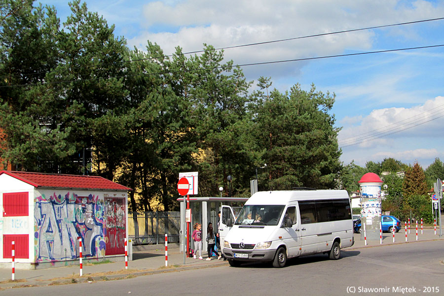 WPR 35448
Mercedes-Benz 213 CDI
Ten bus obsługiwał linię L-3 z Piaseczna do Jastrzębca. Po zwiększeniu metrażu i pojemności autobusów stracił zatrudnienie na rzecz Solbusów zakupionych od PKS Polonus. przez Sekar-Trans. Teraz dostał zatrudnienie na P-2 w komunikacji lokalnej Piaseczna. Dużo się nie napracuje. Rano dwa i popołudniu dwa kursy.

Słowa kluczowe: MB213CDI WPR35448 P-2 Julianów