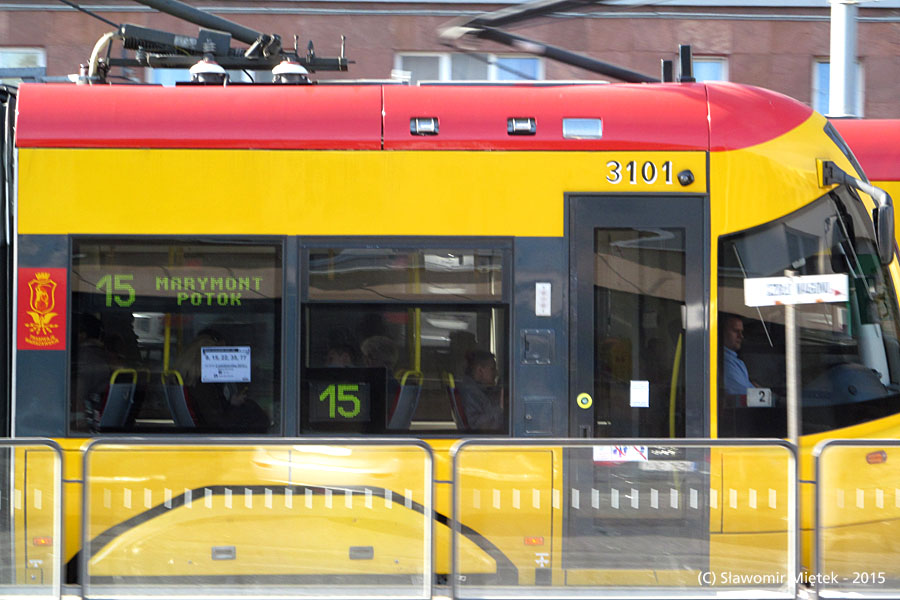 3101
A o to ciekawostka w wagonie 3101. Zamiast tradycyjnej kwadratowej tablicy bocznej z numerem linii dostał wyświetlacz BUSE.
Słowa kluczowe: 120N 3101 15 Grójecka