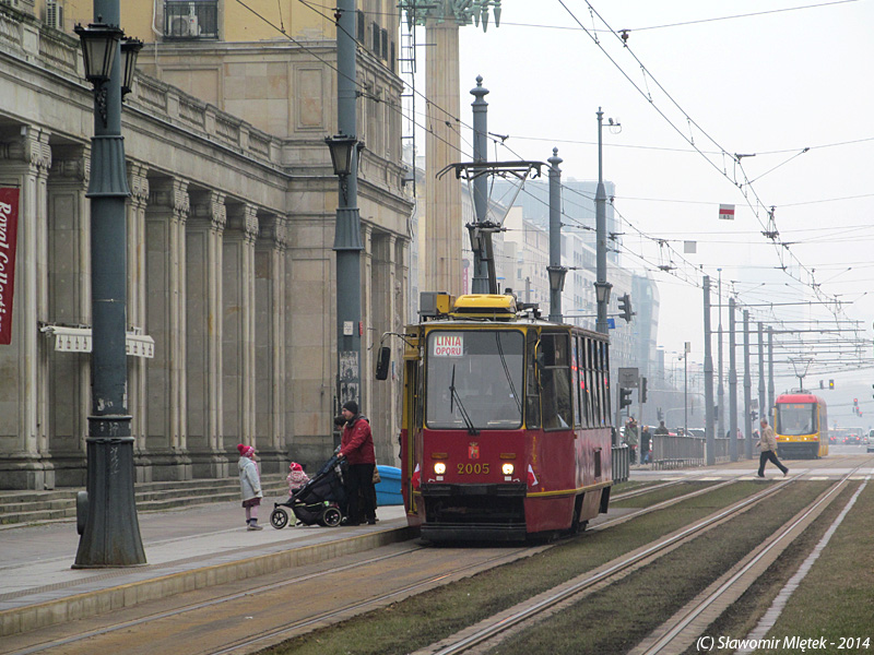 2005
Parę osób uganiało się za autobusowym 2005. Ja poczekałem na tramwajowe 2005...
LO - Linia oporu. 
Słowa kluczowe: 105Na 2005 LO Marszałkowska