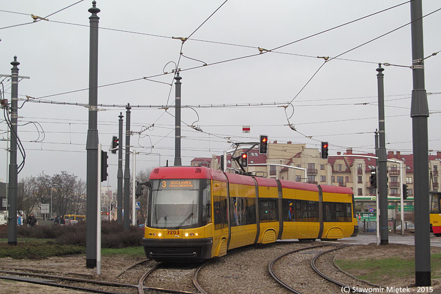 3203
 Objazd spowodowany zderzeniem tramwaju z ciężarówką na skrzyżowaniu Annopol / Odlewnicza. Tramwaj skręca po łuku awaryjnym na rondzie Żaba.
Słowa kluczowe: 120Na 3203 3 Starzyńskiego 11Listopada