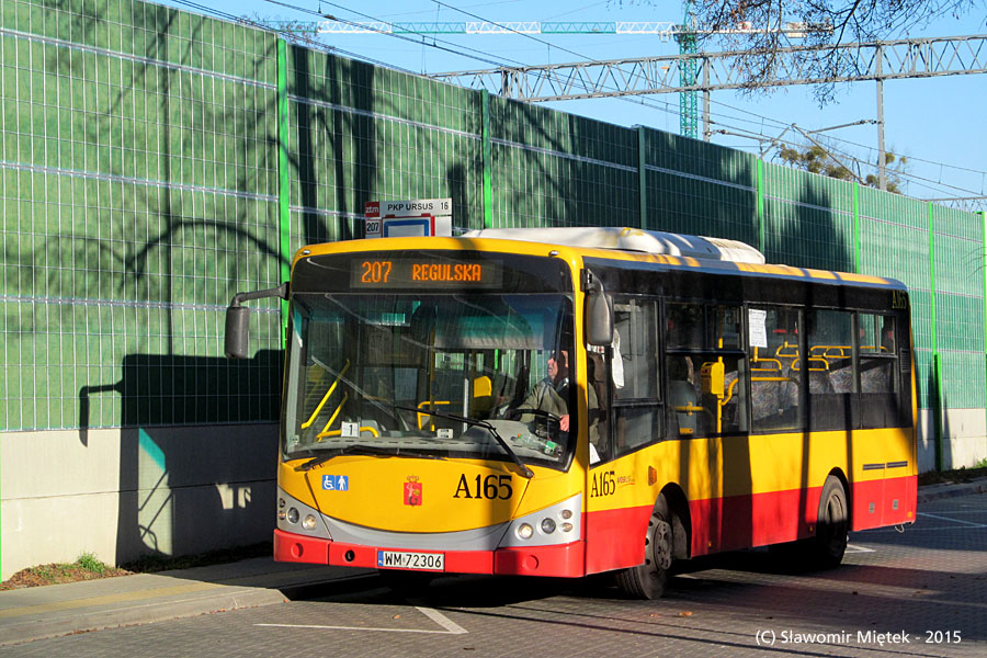 A165
Koniec roku to czas pożegnań. Z sieci ZTM także znikają Jelcze M083C Libero. Pierwotnie miały obsługiwać 15 brygad do 31.08.2016 do czasu przybycia swojej wersji ewolucyjnej czyli Autosana SanCity 9. Jednak ZTM nie dopuścił do obsługi z powodu zbyt złego stanu technicznego. Także nie wszystkie dotrwały do końca kontraktu. Dwa z nich uległy spaleniu. 
Słowa kluczowe: M083C Libero A165 207 WiosnyLudów