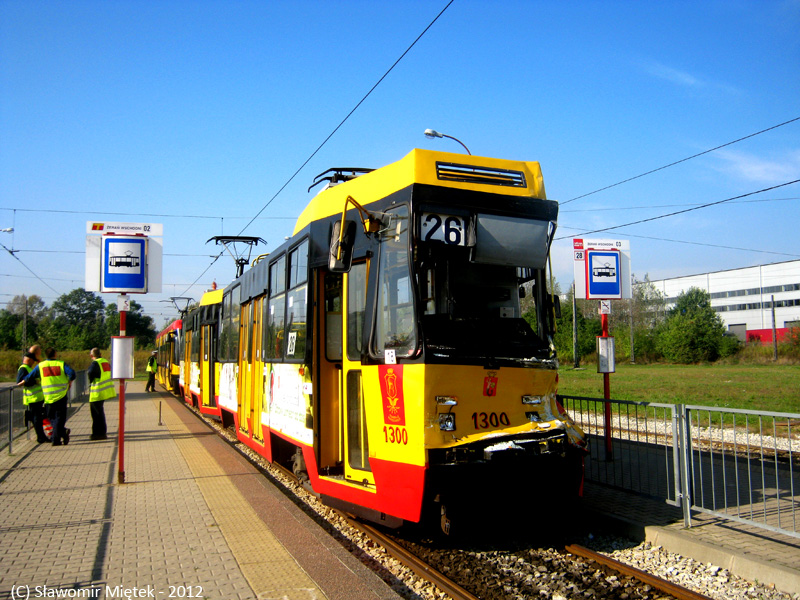 1300+1299
Żoliborska stopiątka po zderzeniu z TIRem.
Słowa kluczowe: 105Na 1300 1299 26 ŻerańWschodni