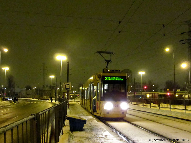 3021
W związku z wykolejeniem na skrzyżowaniu Ratuszowa/Jagiellońska zablokowany jest ruch we wszystkich kierunkach (tramwajowy). 6, 16 wysłano na Żerań FSO, 18, 20, 26 jeżdżą przez most Gdański. Najgorzej ma 23. Jeździ przez most Gdański i wysłano ją na Annopol. Do 2006 kursowała do tej pętli, lecz "wróciła" na Czynszową. Teraz ponownie zagląda na tę pętlę. Chwilowo ale zawsze coś.
Słowa kluczowe: 116Na/1 3021 23 Odrowąża