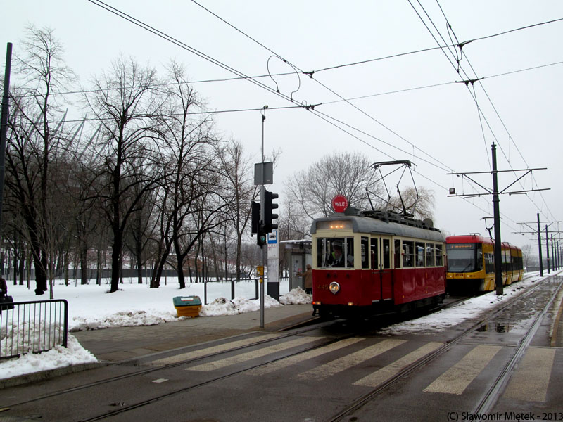 445
Zabytek z dzieciakami zmierza w kierunku Centrum (na plac Narutowicza).
Słowa kluczowe: K 445 WLE AlejaZieleniecka