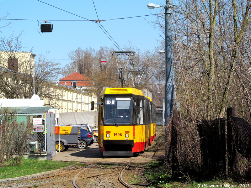 1296+1295
tor wyjazdowy z zajezdni Praga
Słowa kluczowe: 105Na 1296+1295 8 ZajezdniaPraga alejaTysiąclecia