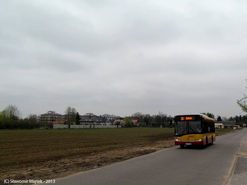 A063
Niestety to jest Warszawa. Po lewej pole, po prawej bloki (nie widać). Niektórzy mieszkańcy, który mają okna na stronę z polem na pewno (nie)miło wspominają jak sami na takich robili.
Słowa kluczowe: SU8,6 A063 211 Aluzyjna