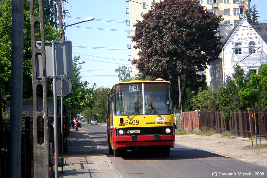 6409
Linia zastępcza jako przedłużenie linii 520 z przystanku Łysakowska do Marysina z powodu frezowania ulicy Korkowej. Autobus przejeżdża po progu zwalniającym.
Słowa kluczowe: IK260 6409 Z4 Bychowska