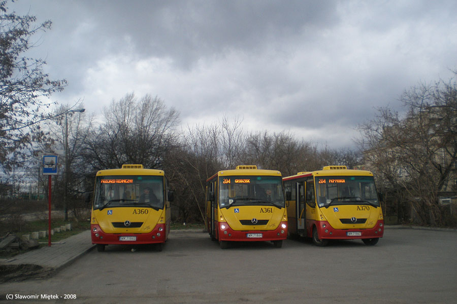 A360 A361 A370
2 marca 2008 r. Drugi dzień pracy Solin firmy Mobilis na sieci ZTM. Wtedy to były czyste, pachnące autobusy. Teraz są brudne, niekompletne i prawie się rozlatują. A360 nie doczekała końca kontraktu. Po wypadzie na grzyby w lesie przy ulicy Strażackiej w 2014 roku została odstawiona.
Na zdjęciu orszak trzech Solin, każda w innym kierunku ;)

EDIT (10.04.2015 10:34). A jak się okazuje A360 jednak wróciła.
Słowa kluczowe: H7-20.07.01 SolinaCity A360 A361 A370 204 PKPPRaga