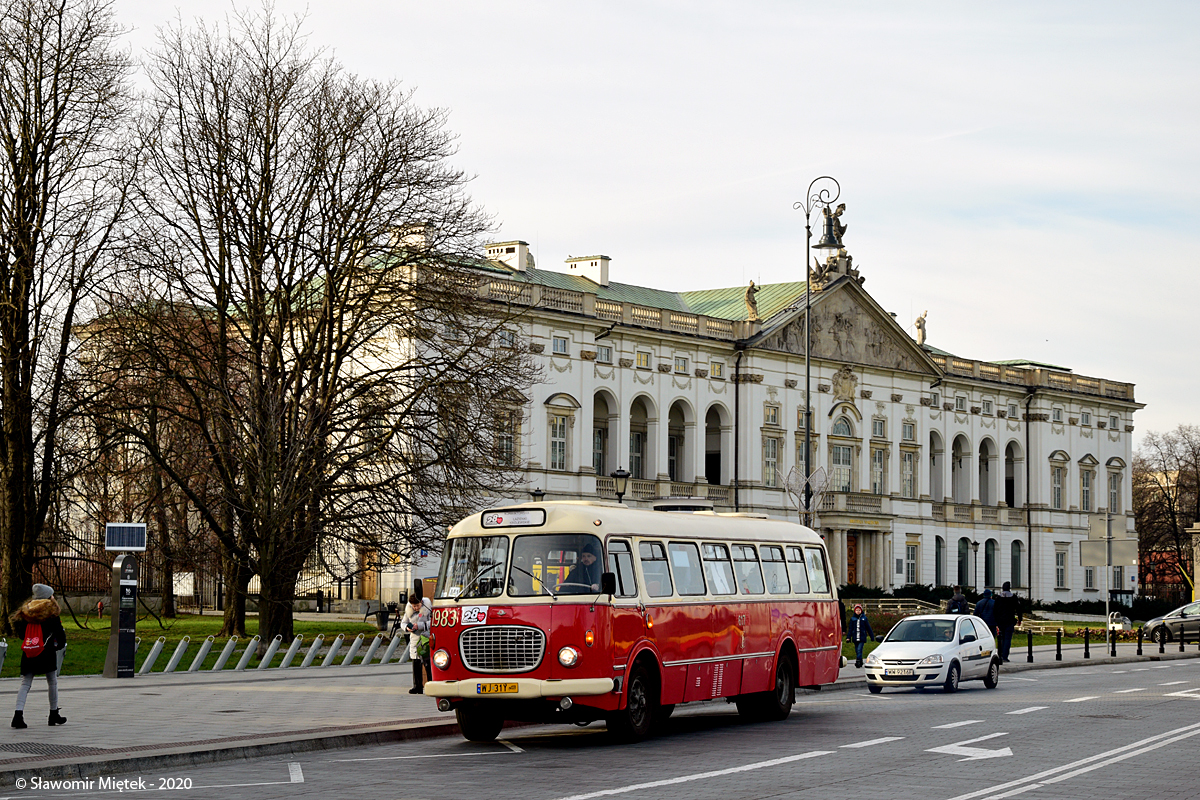 1983
28. Finał Wielkiej Orkiestry Świątecznej Pomocy. 
Wprawne oko zauważy, że autobus na lewym boku ma naklejony inny numer taborowy (zaklejony jest oryginalny 1983). 
Słowa kluczowe: MEX272 1983 28F placKrasińskich