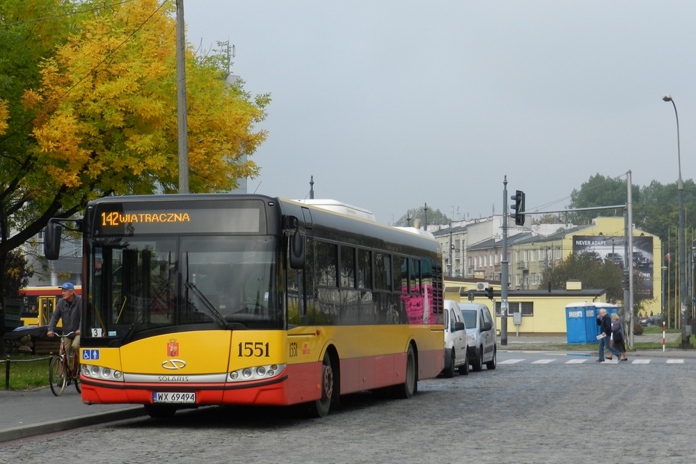 1551
Jeden z ostatnich z ostatniej dostawy 12-metrowych Solarisów dla MZA Warszawa. Duże wyświetlacze a taka mała czcionka.
Słowa kluczowe: SU12 1551 142 Wiatraczna