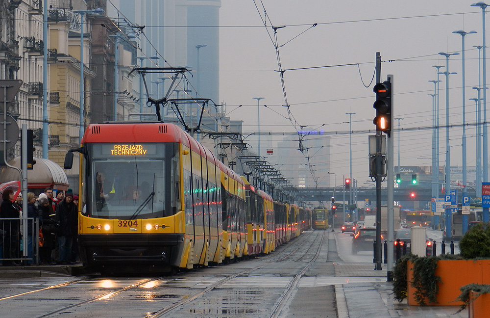 3204
Warszawa - Rondo Dmowskiego. Niezbyt udany debiut tego tramwaju na galerii. Ów wagon ok. godziny 7:40, postanowił "strzelić focha" i nie ruszać się nigdzie dalej. Jak dojeżdżałem na miejsce w kolejce stało już ok 10 składów i dojeżdżały następne. Chwilę później na "bombach" pojawił się Nadzór Ruchu Dacią Duster, któremu udało się przywrócić Swinga do życia. Po chwili w towarzystwie wspomnianego już NR, SWING chyżo udał się w stronę Mostu Poniatowskiego.
Słowa kluczowe: 120Na 3204 PT Alejejerozolimskie