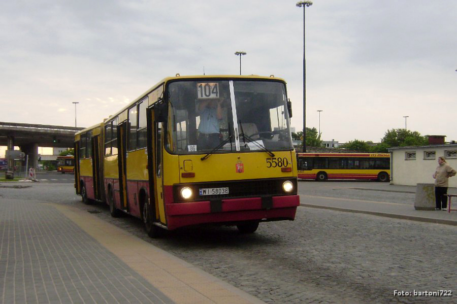 5580
Przez jakiś czas w sieci nocnej istniała taka BWLka. Brygada 86 robiła wieczorny, ostatni kurs na 104. Po dojechaniu na Brzeziny przebierała się na N14 i na DwC przebierała się co kółko na N95. Po przyjeździe na Brzeziny o poranku, znowu przebierała się na 104, robiąc tym razem pierwszy kurs tej linii. Obsługą zajmowała się "Stalowa" solówkami. Była to jedyna szansa na ujrzenie Ikarusa na tej białołęckiej linii. Zwykle jednak na przystanek podjeżdżało Mastero. Z okazji Nocy Muzeów i co za tym idzie, obsadzeniu wszystkich nocnych taborem przegubowym, także i tutaj pojawił się przegubowy Ikarus. Stanowił wtedy fajną odmianę od ośmiometrowych kurdupli, które jeździły na reszcie brygad. 

Widoczne zdjęcie jest moim 500 - podziękowania należą się MC za obrobienie tego zdjęcia i wrzucenie na Przegubowca, a Sławkowi za odzyskanie z tej samej strony. :)
Słowa kluczowe: IK280 5580 104 ŻerańFSO