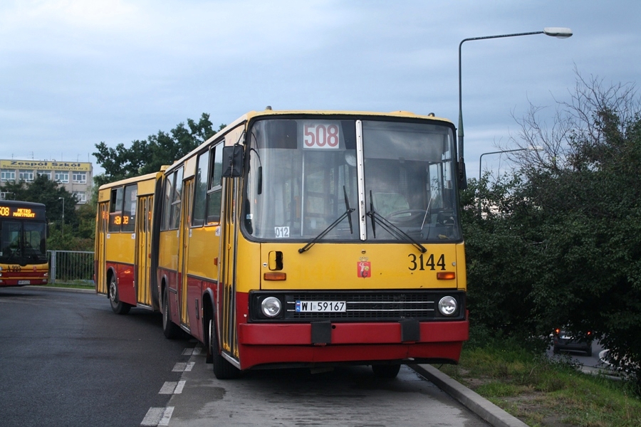 3144
To i ja coś dorzucę do lewarowej serii - mój ulubiony wóz. Swoją drogą, to było ledwie pół, roku temu, a zdjęcie już historyczne... Wozu nie ma, a na linii nic wysokopodłogowego już nie pojedzie. A pogoda tego popołudnia wyjątkowo parszywa była
Słowa kluczowe: IK280 3144 508 Metro Marymont