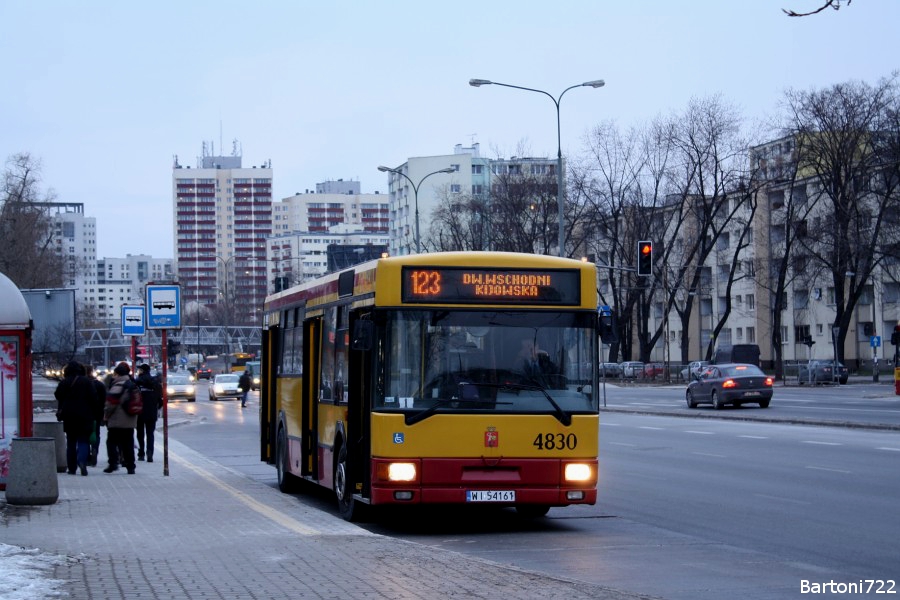 4830
Liczyłem widząc gniota po staremu w oddali, że jedzie na 115, ale 123 też nie jest złe. ;) W półmroku obsługuje przystanek "Wspólna Droga 02".
Słowa kluczowe: M121M 4830 123 Grochowska