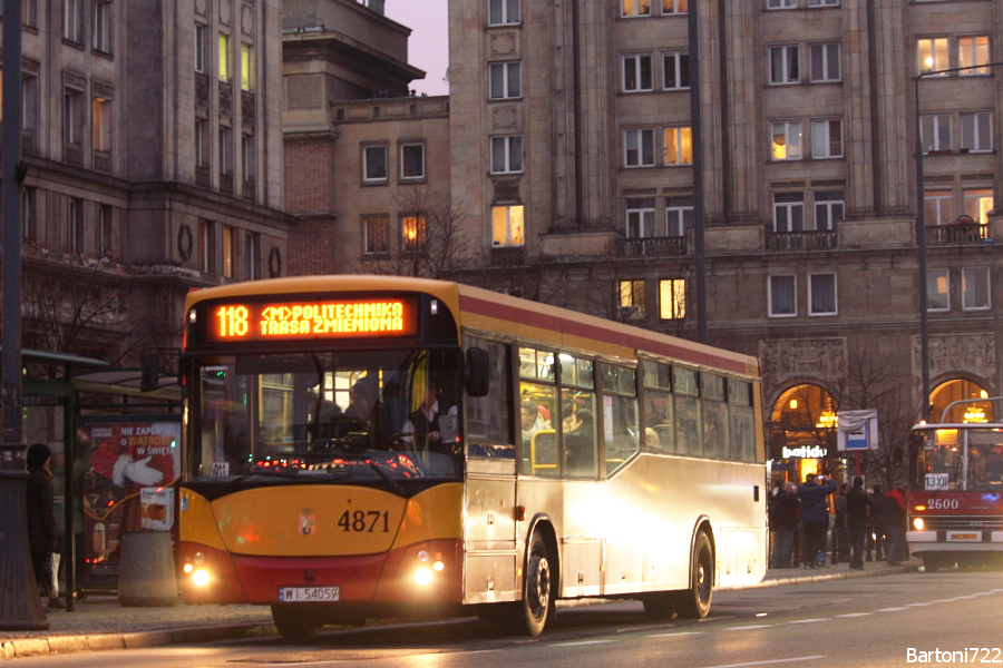 4871
W końcu udało mi się złapać jakiegoś po-redutowego gniota na zajezdni "Stalowa". Wcześniej przy próbach złapania takiego zestawu miałem jakiegoś niewyobrażalnego pecha - a to puszki, a to nieostre, a to nie zdążyłem dobiec... 
Słowa kluczowe: M121 4871 118 PlacKonstytucji