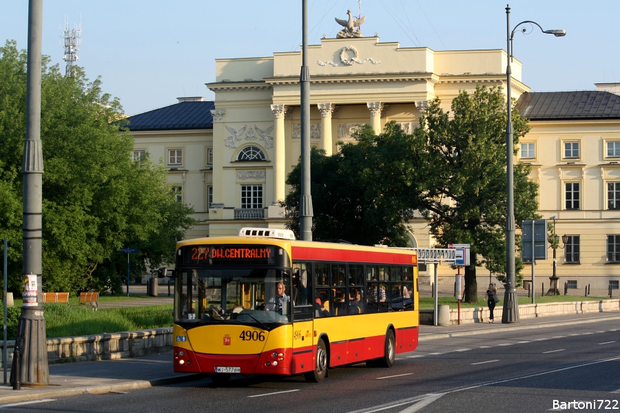 4906
"Stalowa" na 227, czyli odmiana na tej linii od czerwca. Bowiem od początku istnienia dominowały tu MANy z ITSu. 
Słowa kluczowe: M121I 4906 227 Andersa