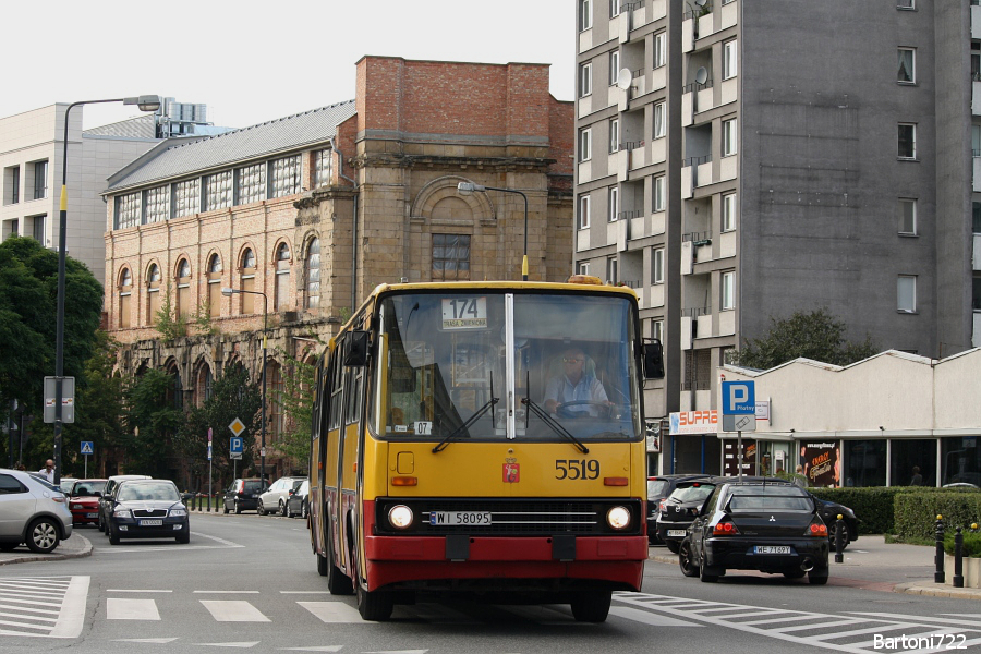 5519
Mimo, że metro otwarto już 23 sierpnia, 174 zostało na trasie objazdowej, która ma zapewnić dojazd do Pl. Bankowego. Co za tym idzie, jeszcze przez parę dodatkowych dni utrzymały się przegubowe dodatki. Jednak od września wszystko wróci do przedwakacjnej normy - i trasa, i tabor. ;) 
Słowa kluczowe: IK280 5519 174 Bielańska